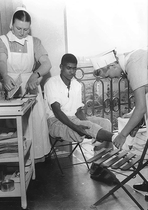 Alunas do curso de auxiliar de enfermagem em aula prática (1956)